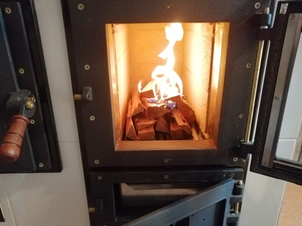 Pliit soojamüüriga, viimistletud keraamilise plaadiga.